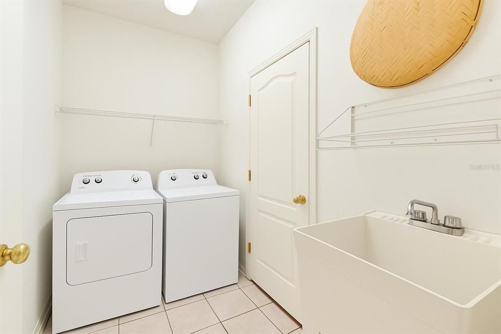 For Sale: $449,900 (4 beds, 2 baths, 1976 Square Feet)