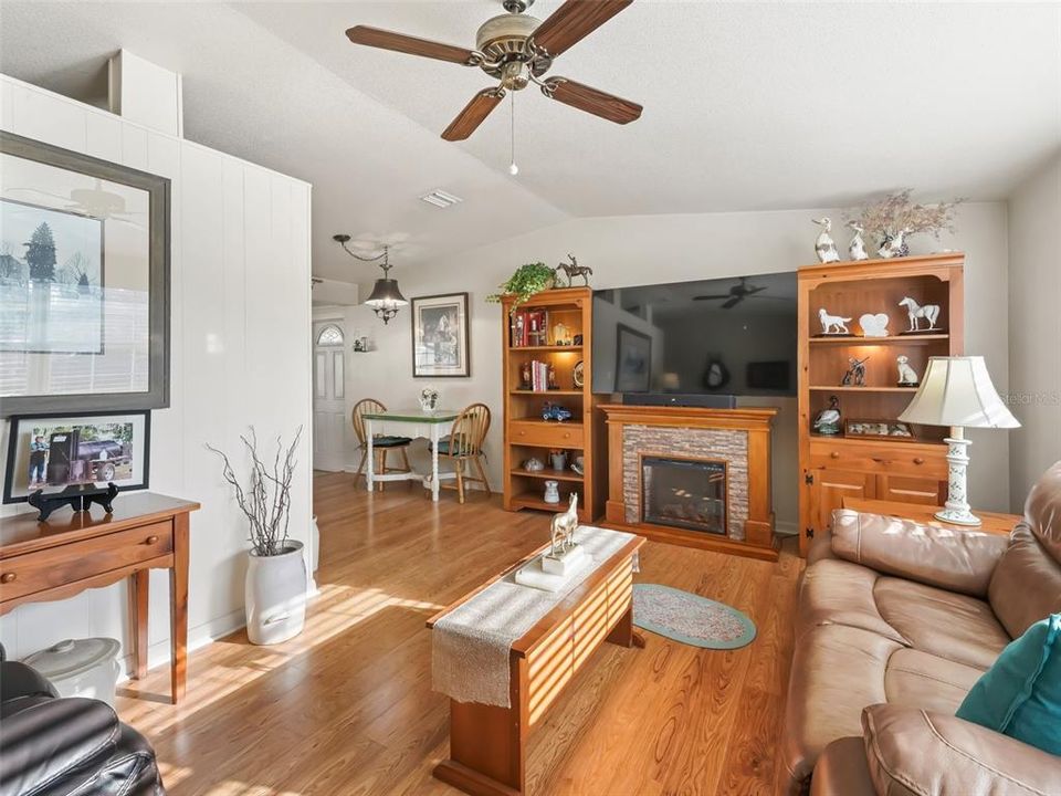 Active With Contract: $284,500 (2 beds, 1 baths, 1230 Square Feet)