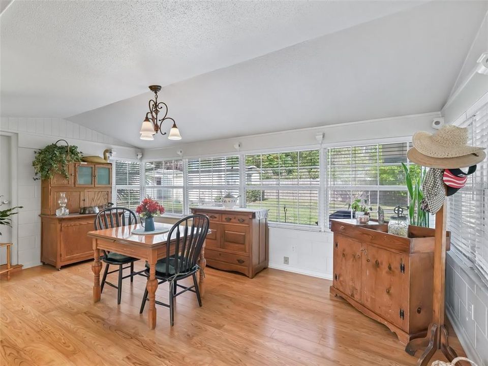 Active With Contract: $284,500 (2 beds, 1 baths, 1230 Square Feet)