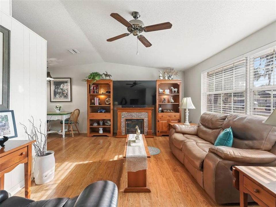 Active With Contract: $284,500 (2 beds, 1 baths, 1230 Square Feet)