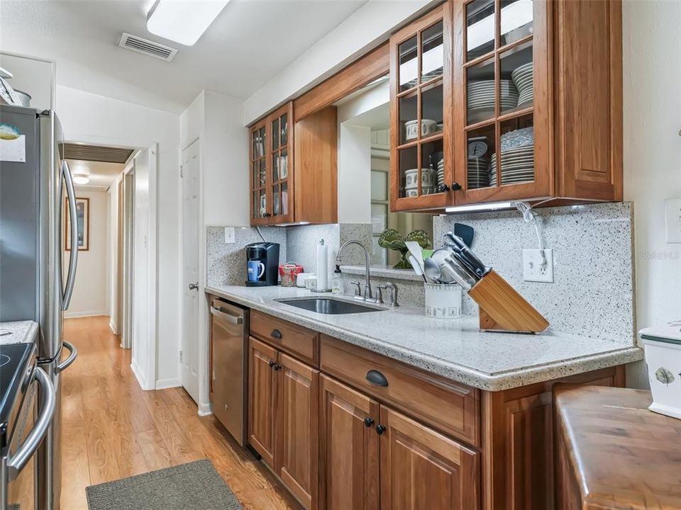 Active With Contract: $284,500 (2 beds, 1 baths, 1230 Square Feet)