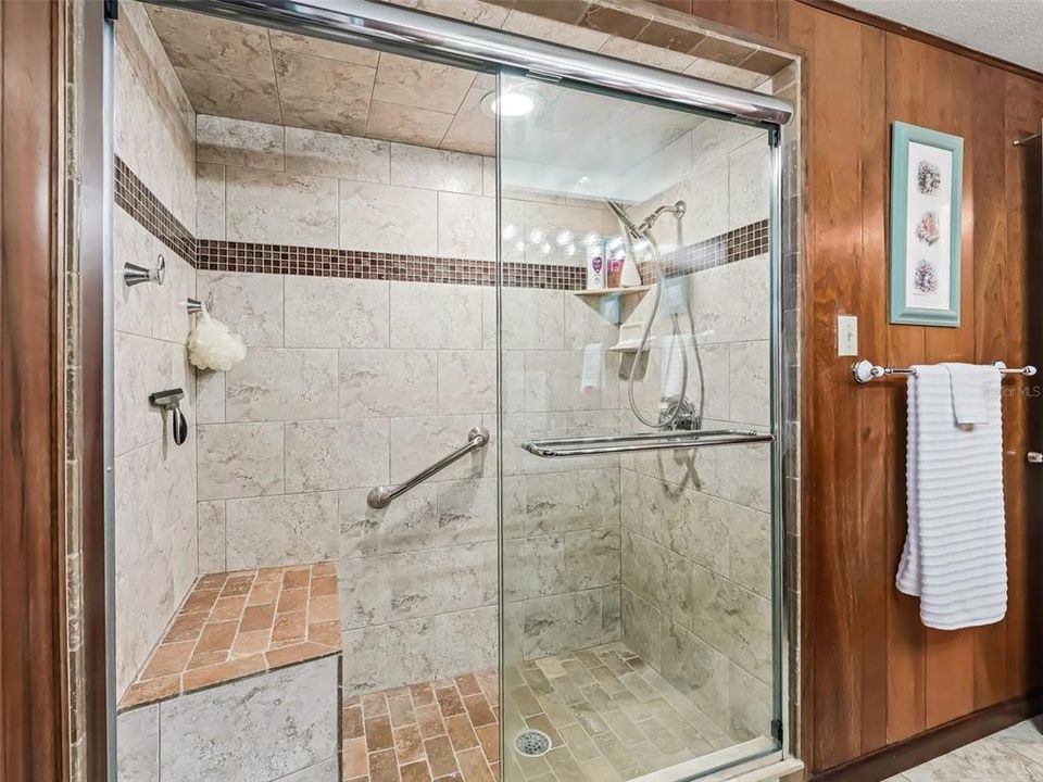 Active With Contract: $284,500 (2 beds, 1 baths, 1230 Square Feet)