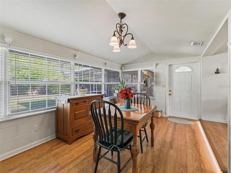 Active With Contract: $284,500 (2 beds, 1 baths, 1230 Square Feet)