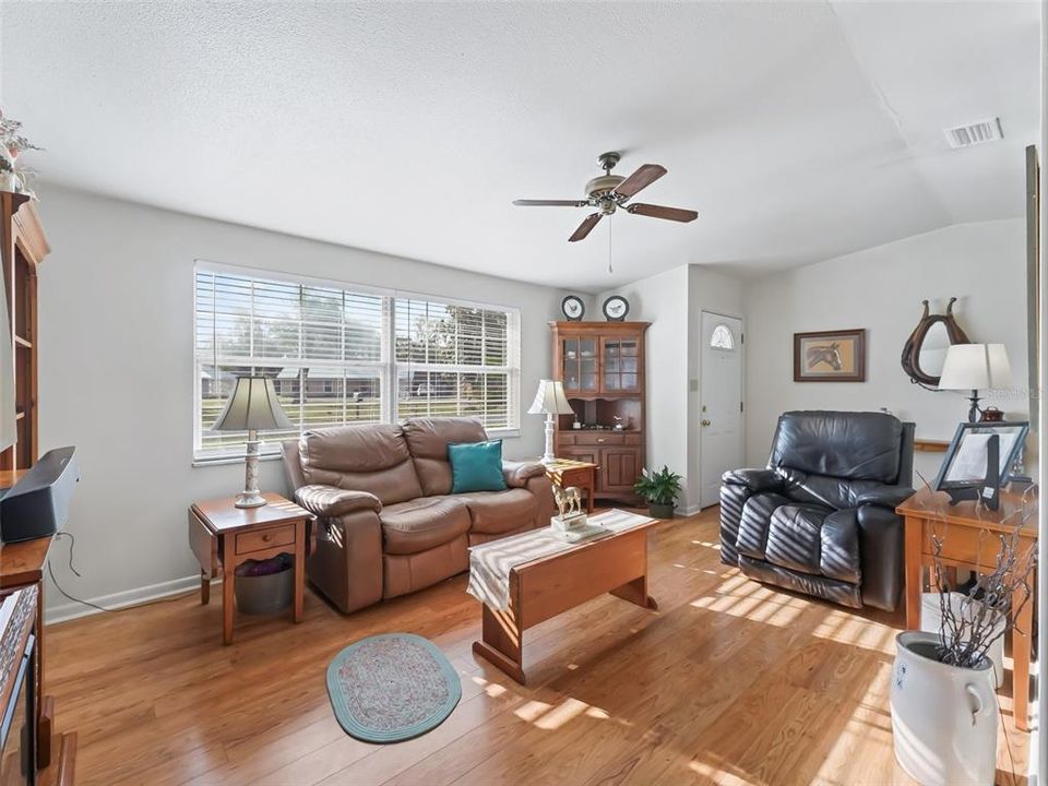 Active With Contract: $284,500 (2 beds, 1 baths, 1230 Square Feet)