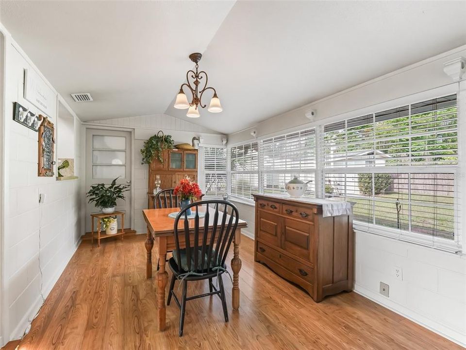 Active With Contract: $284,500 (2 beds, 1 baths, 1230 Square Feet)