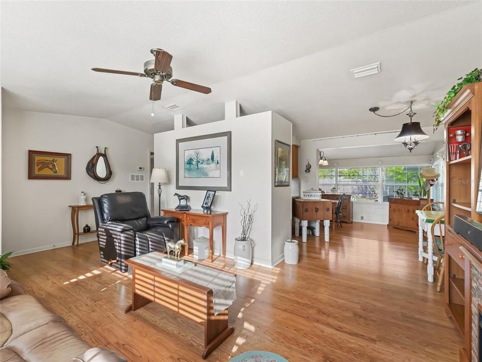 Active With Contract: $284,500 (2 beds, 1 baths, 1230 Square Feet)