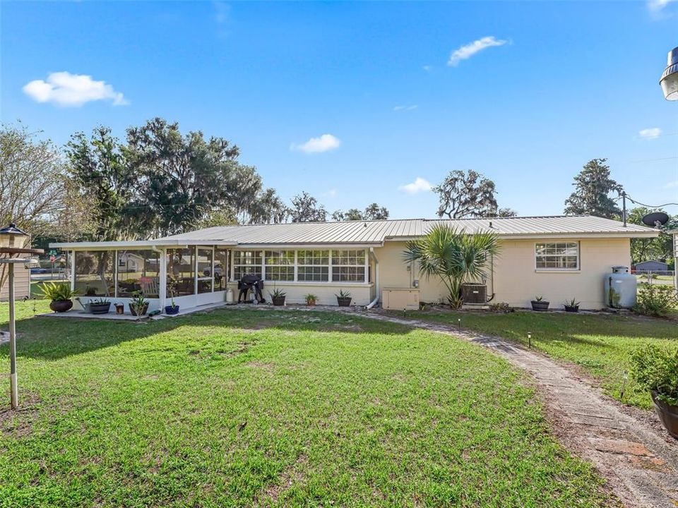 Active With Contract: $284,500 (2 beds, 1 baths, 1230 Square Feet)