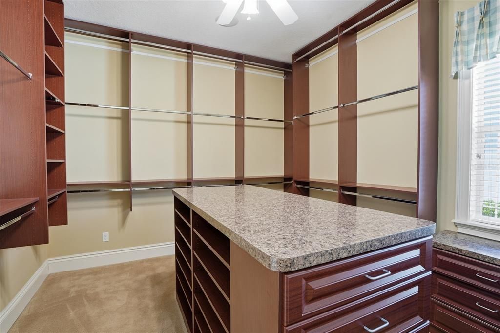 En Venta: $1,100,000 (5 camas, 4 baños, 4324 Pies cuadrados)