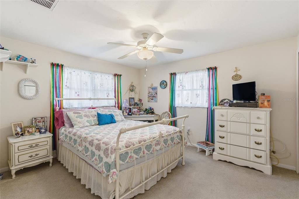 待售: $1,100,000 (2 贝兹, 2 浴室, 1914 平方英尺)