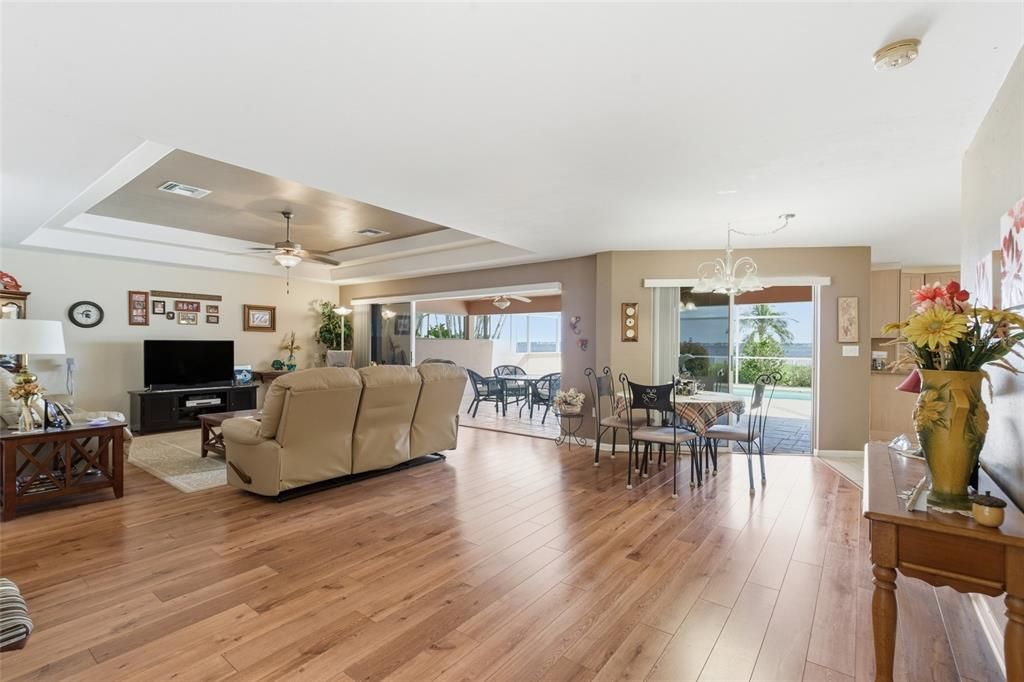 待售: $1,100,000 (2 贝兹, 2 浴室, 1914 平方英尺)