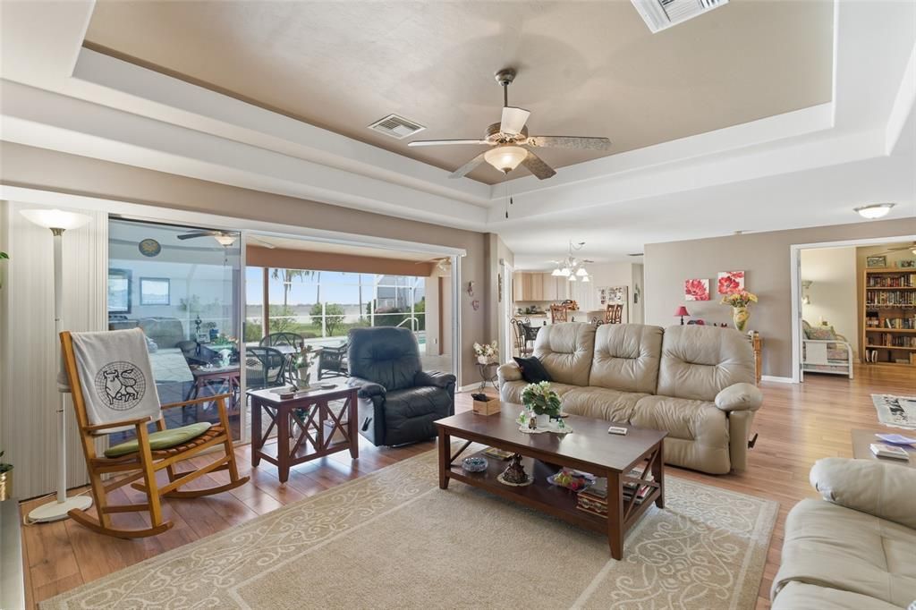 待售: $1,100,000 (2 贝兹, 2 浴室, 1914 平方英尺)