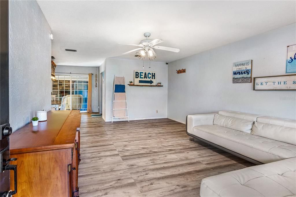 En Venta: $235,000 (3 camas, 2 baños, 1172 Pies cuadrados)