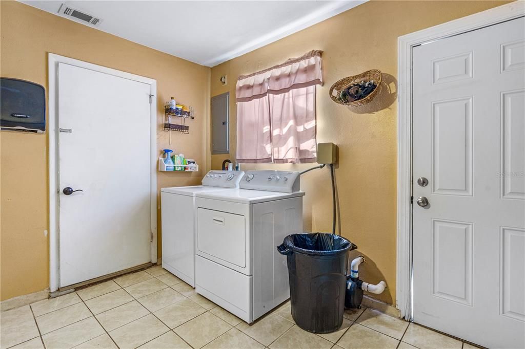 En Venta: $235,000 (3 camas, 2 baños, 1172 Pies cuadrados)