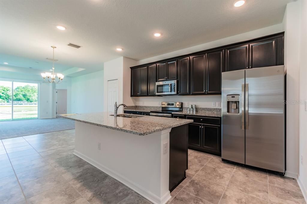 合同活跃: $289,990 (3 贝兹, 2 浴室, 1851 平方英尺)