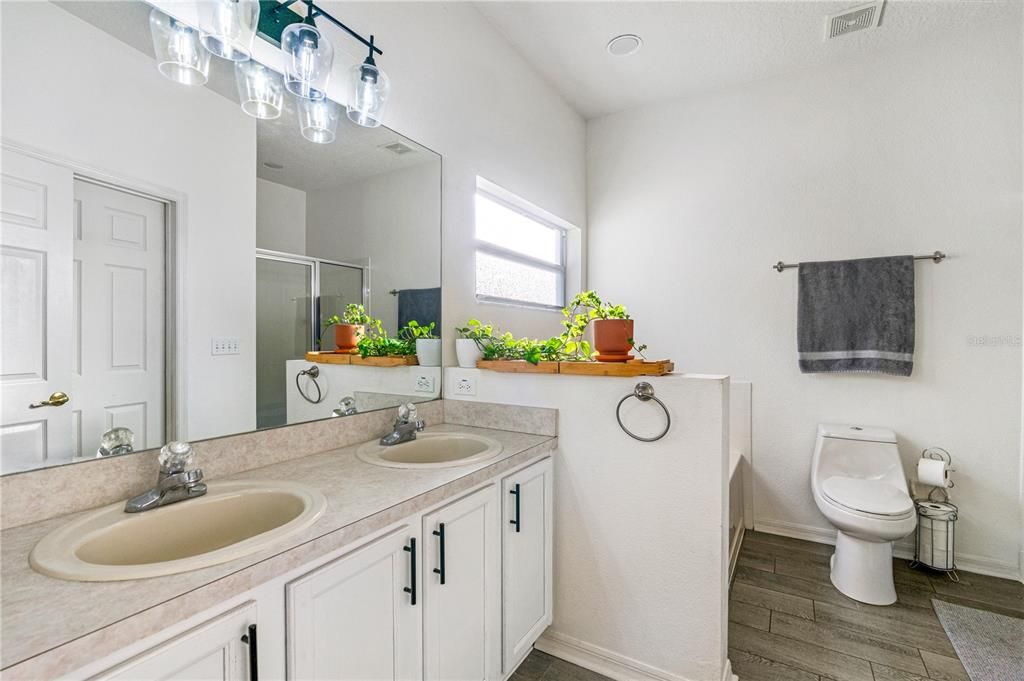 For Sale: $399,999 (4 beds, 2 baths, 1622 Square Feet)