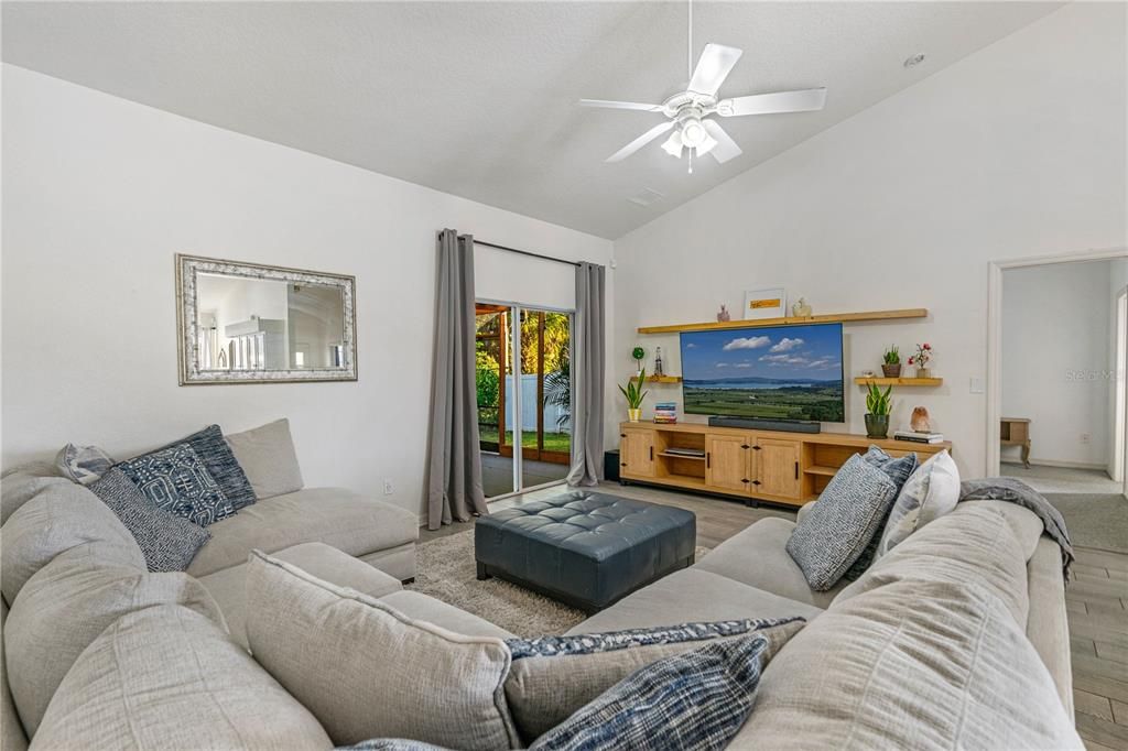 For Sale: $399,999 (4 beds, 2 baths, 1622 Square Feet)