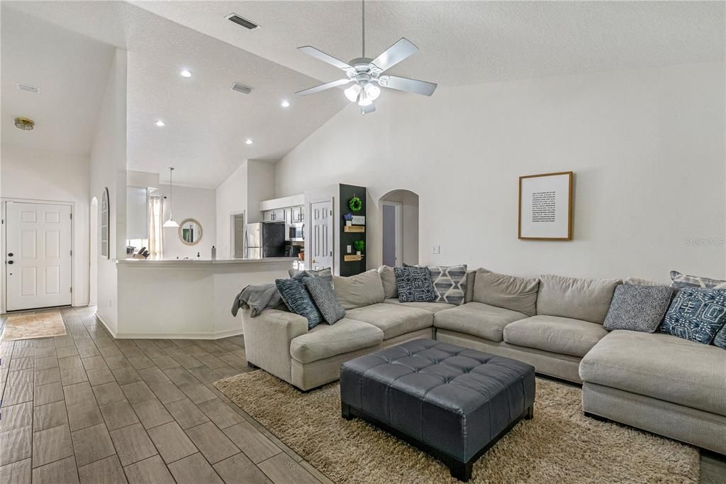 For Sale: $399,999 (4 beds, 2 baths, 1622 Square Feet)