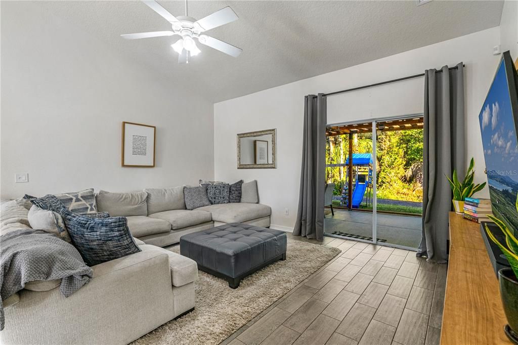 For Sale: $399,999 (4 beds, 2 baths, 1622 Square Feet)