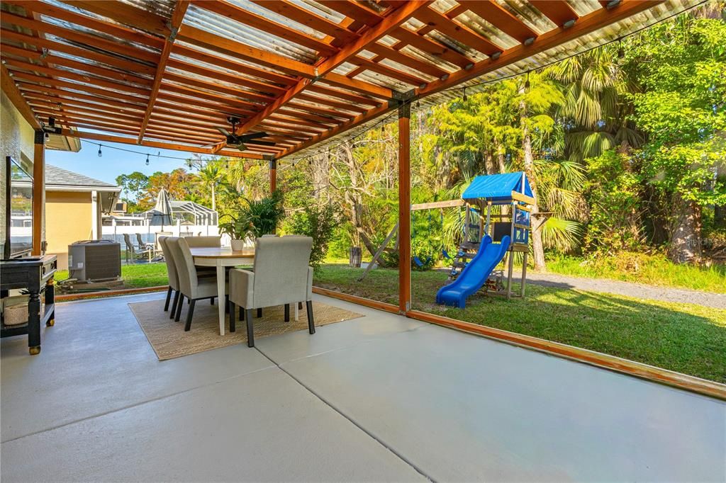 For Sale: $399,999 (4 beds, 2 baths, 1622 Square Feet)