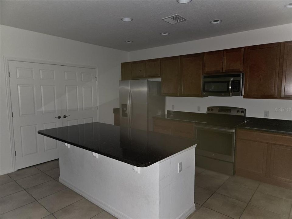 For Rent: $2,350 (4 beds, 3 baths, 2814 Square Feet)