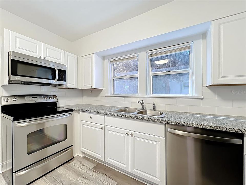 На продажу: $460,000 (4 спален, 0 ванн, 1713 Квадратных фут)