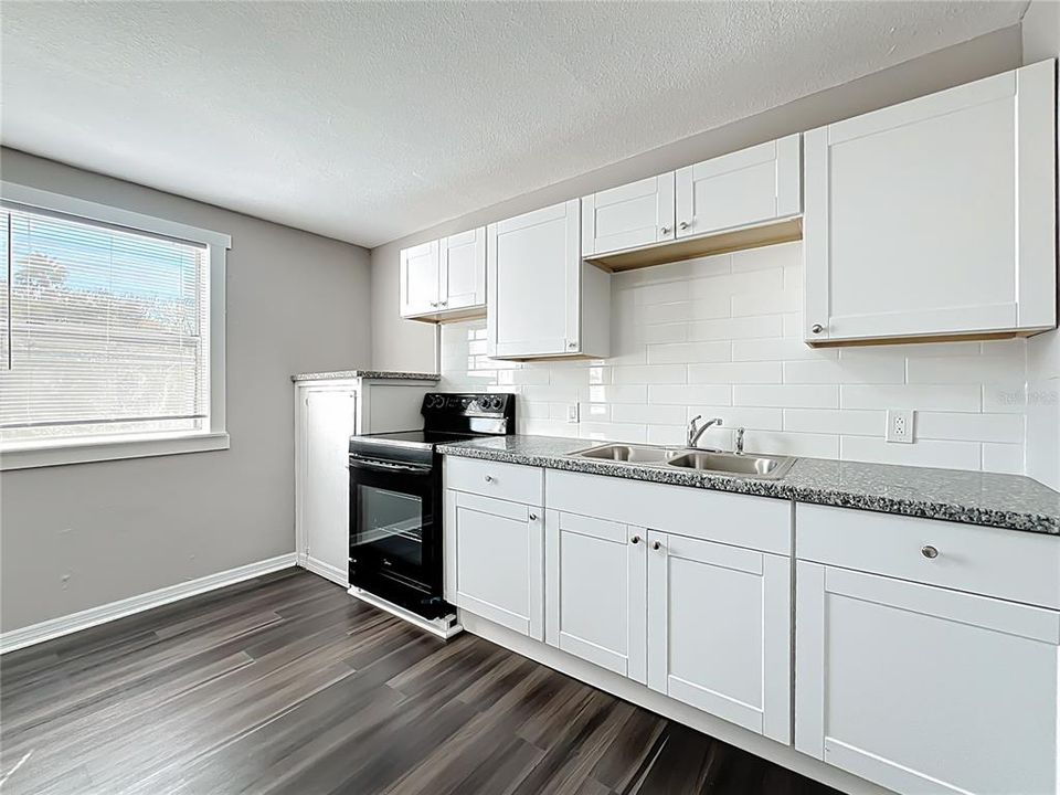 На продажу: $460,000 (4 спален, 0 ванн, 1713 Квадратных фут)