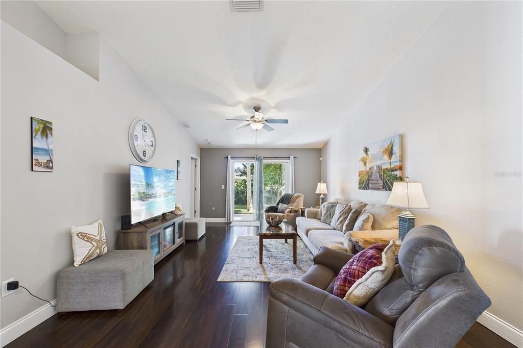 En Venta: $269,000 (2 camas, 2 baños, 1376 Pies cuadrados)