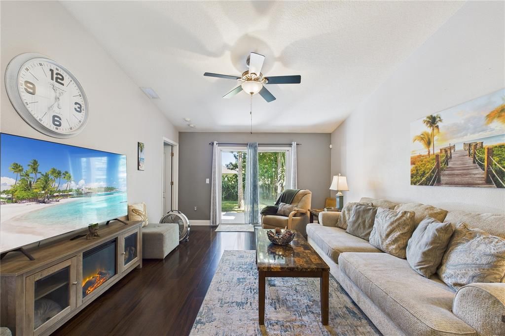 En Venta: $269,000 (2 camas, 2 baños, 1376 Pies cuadrados)