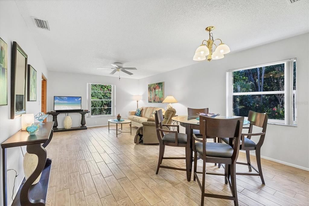 待售: $198,800 (2 贝兹, 2 浴室, 966 平方英尺)