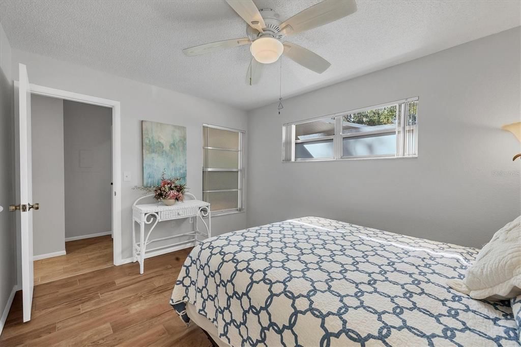 待售: $198,800 (2 贝兹, 2 浴室, 966 平方英尺)