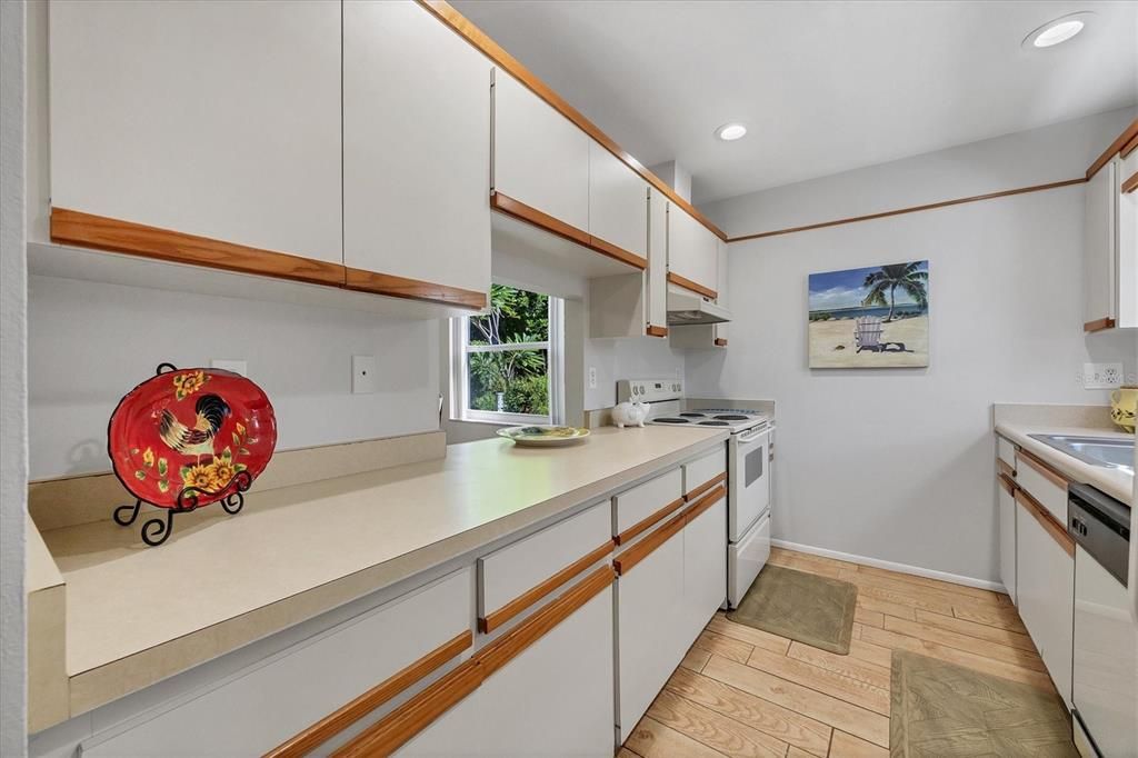 待售: $198,800 (2 贝兹, 2 浴室, 966 平方英尺)