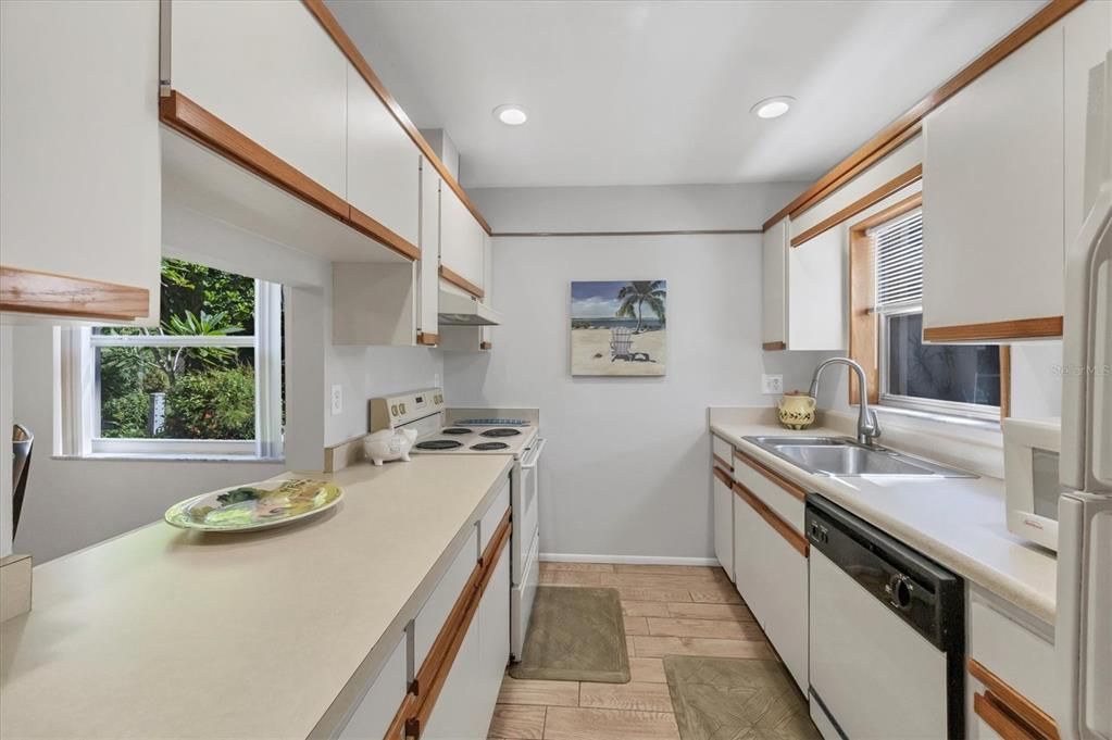 待售: $198,800 (2 贝兹, 2 浴室, 966 平方英尺)