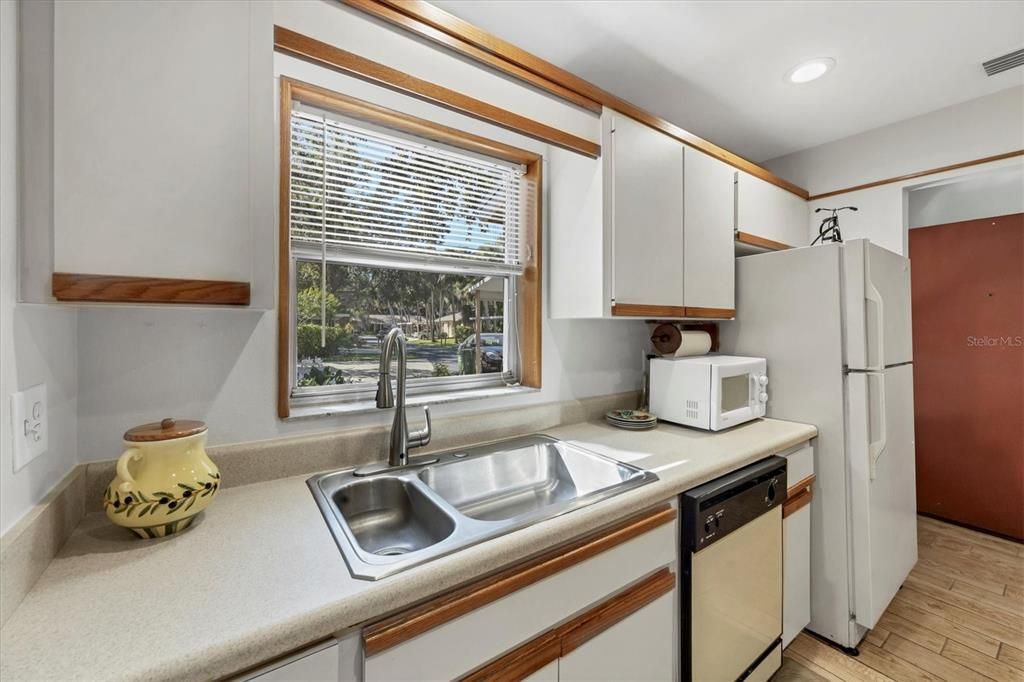 待售: $198,800 (2 贝兹, 2 浴室, 966 平方英尺)