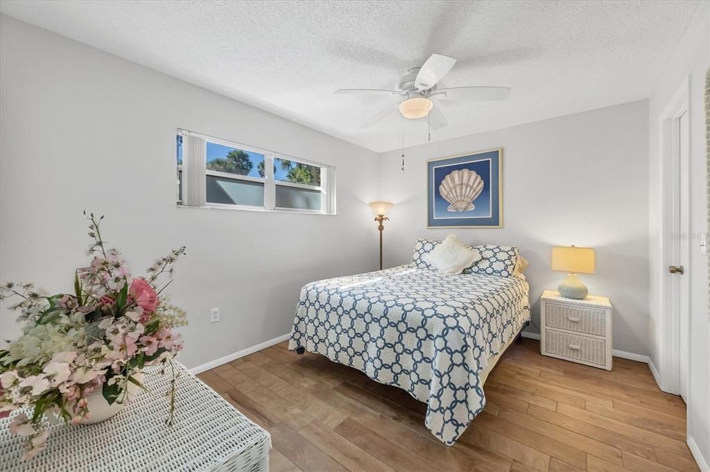 待售: $198,800 (2 贝兹, 2 浴室, 966 平方英尺)