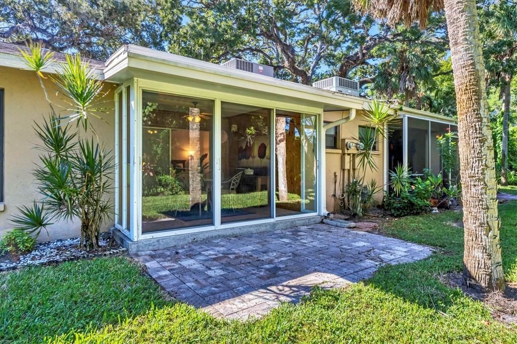 待售: $198,800 (2 贝兹, 2 浴室, 966 平方英尺)