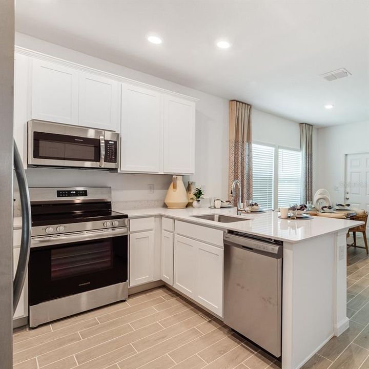 На продажу: $219,900 (3 спален, 2 ванн, 1707 Квадратных фут)