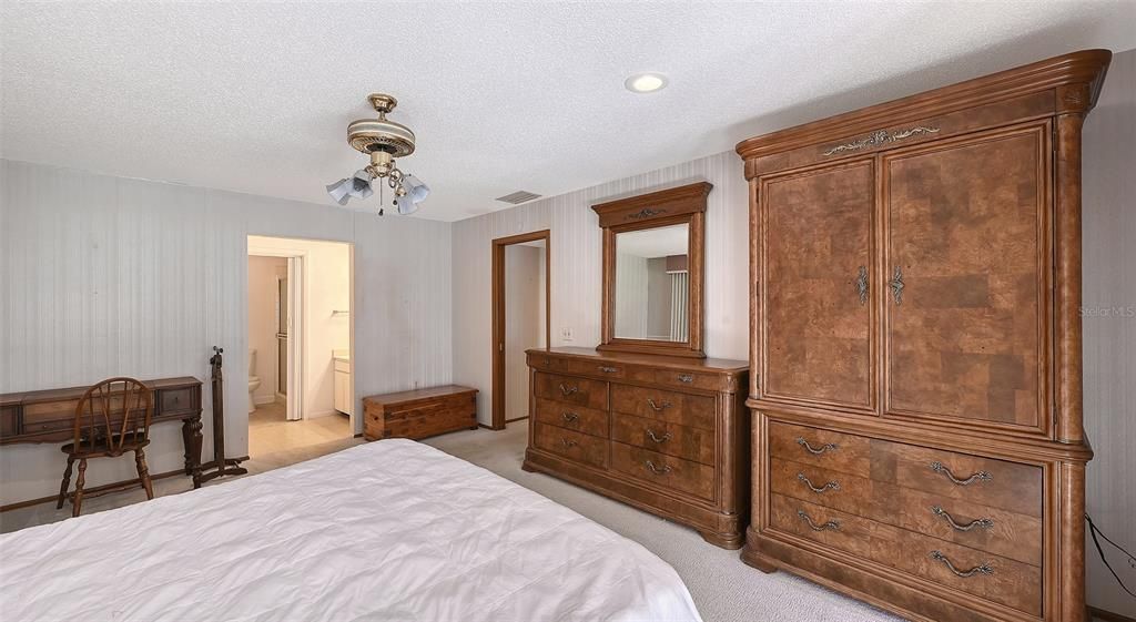 Active With Contract: $249,900 (3 beds, 2 baths, 1632 Square Feet)