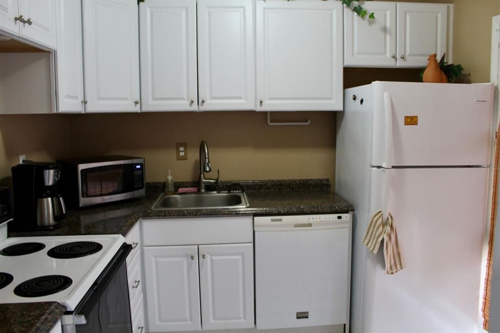 В аренду: $1,800 (2 спален, 2 ванн, 1025 Квадратных фут)