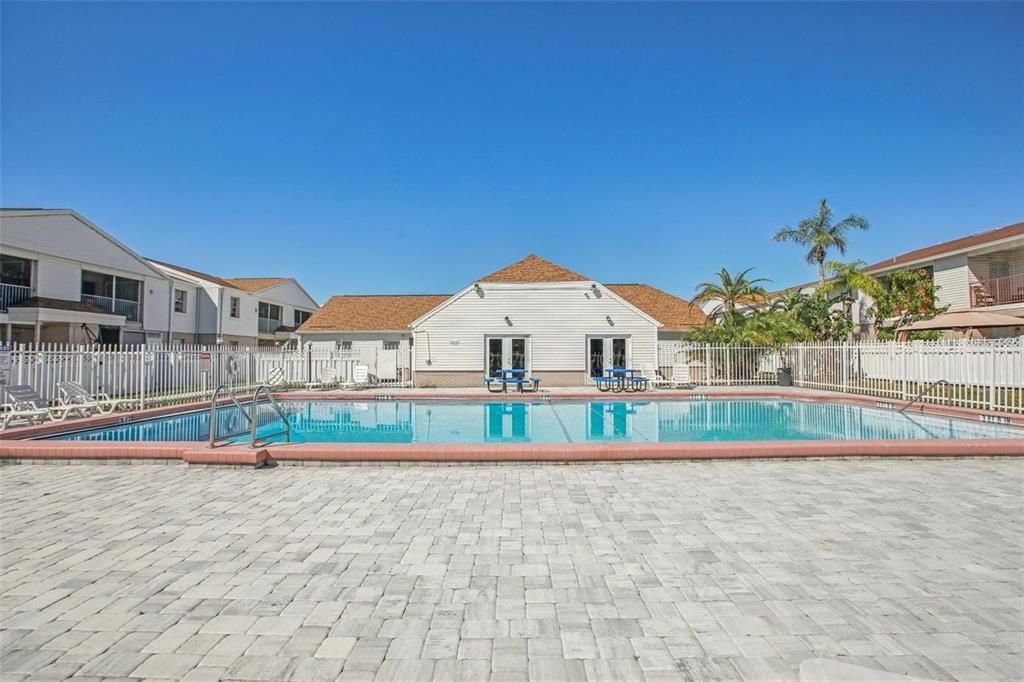 For Sale: $164,500 (2 beds, 1 baths, 909 Square Feet)