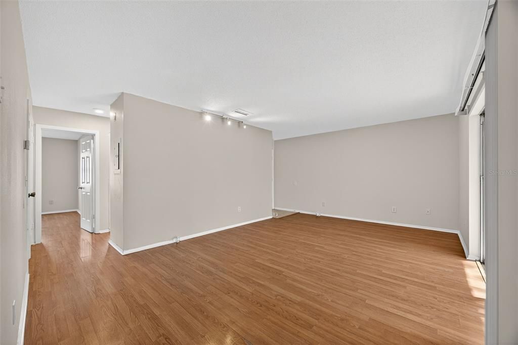 For Sale: $164,500 (2 beds, 1 baths, 909 Square Feet)