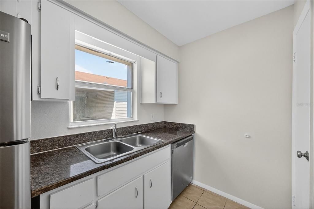 For Sale: $164,500 (2 beds, 1 baths, 909 Square Feet)