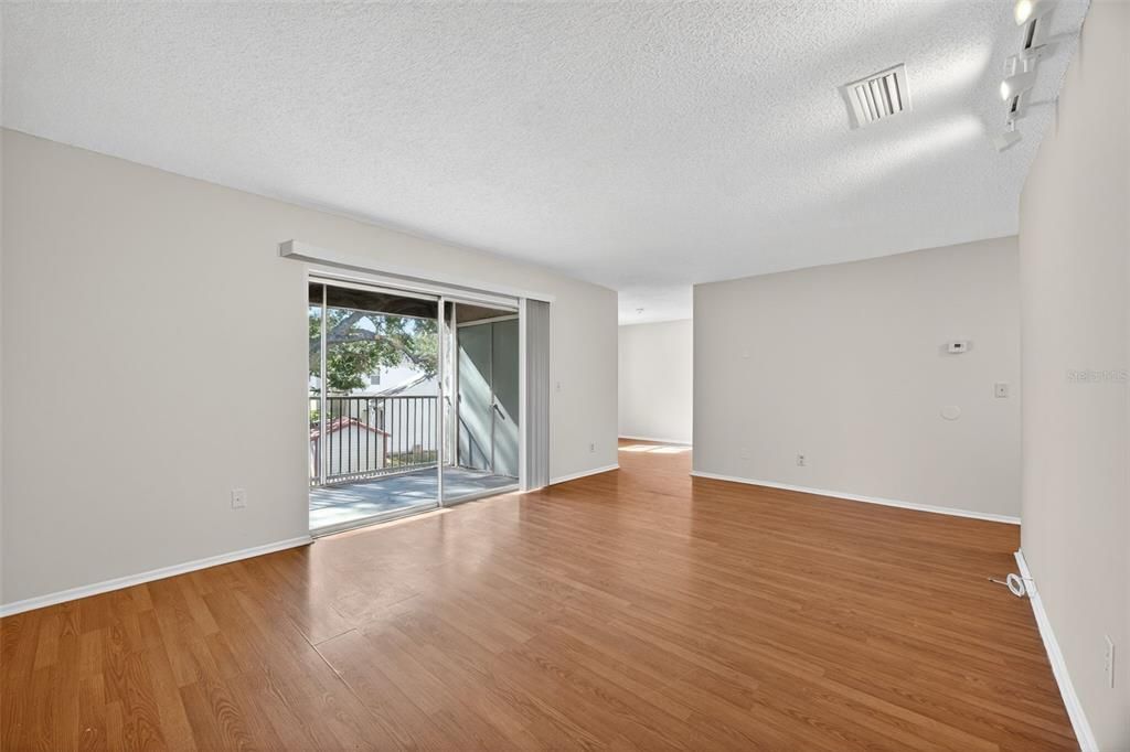 For Sale: $164,500 (2 beds, 1 baths, 909 Square Feet)