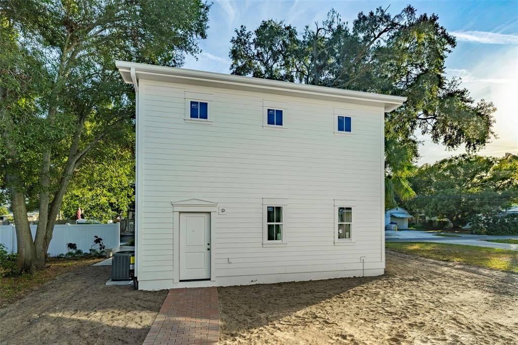 For Sale: $1,595,000 (6 beds, 4 baths, 3573 Square Feet)