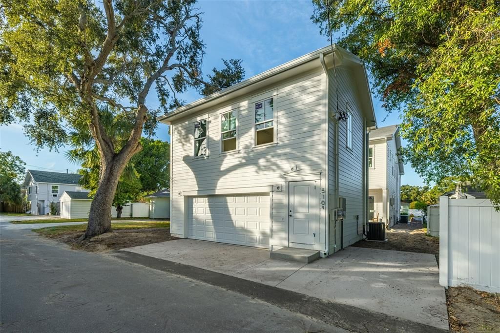 For Sale: $1,595,000 (6 beds, 4 baths, 3573 Square Feet)