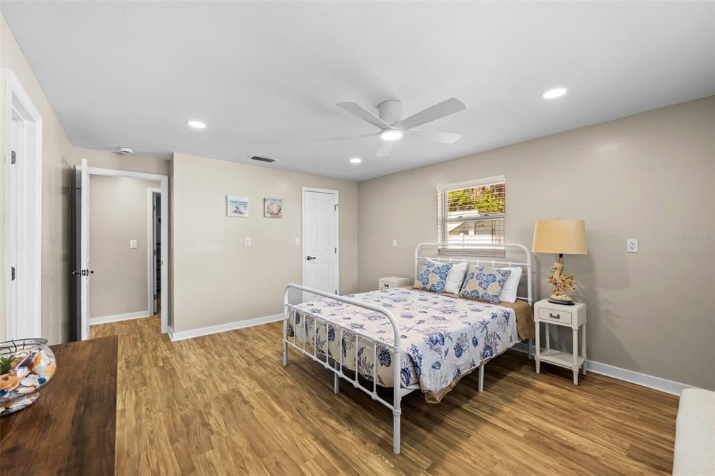 На продажу: $1,375,000 (5 спален, 0 ванн, 2373 Квадратных фут)