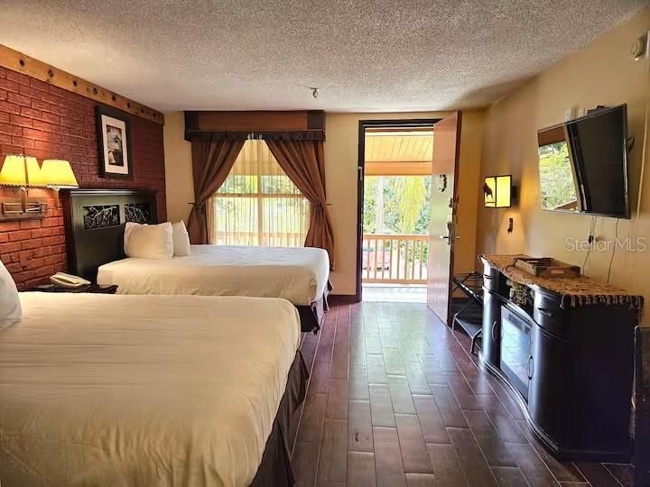 待售: $160,000 (1 贝兹, 1 浴室, 370 平方英尺)