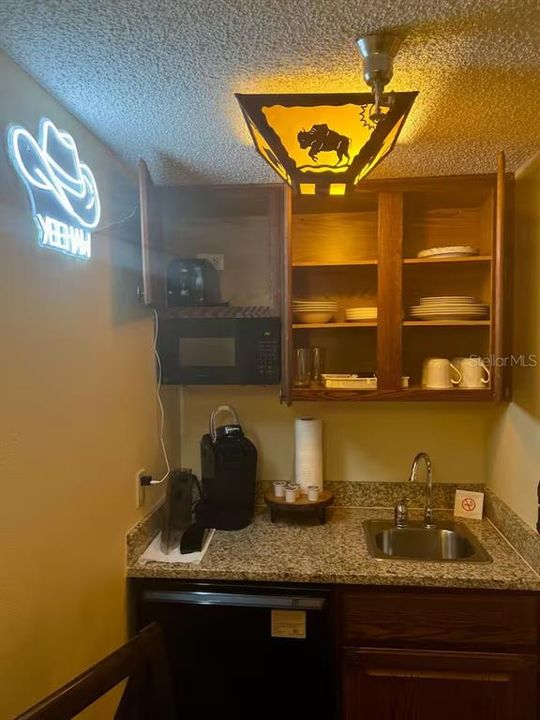 待售: $160,000 (1 贝兹, 1 浴室, 370 平方英尺)