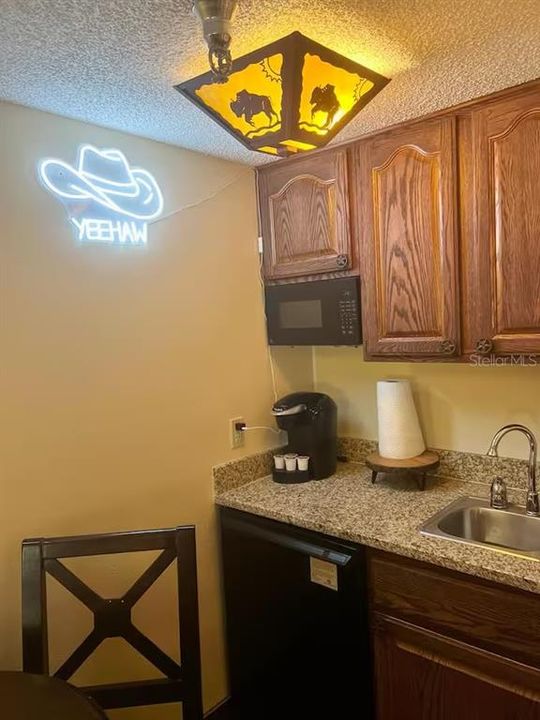 待售: $160,000 (1 贝兹, 1 浴室, 370 平方英尺)