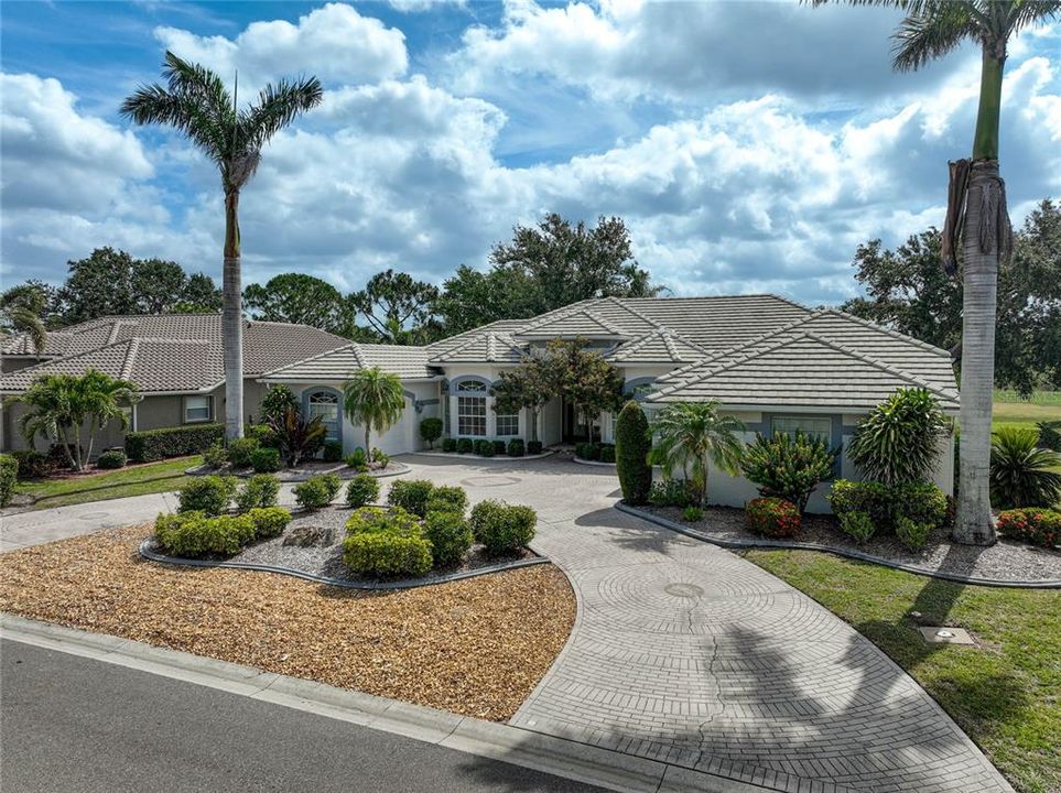 For Sale: $850,000 (4 beds, 3 baths, 2996 Square Feet)