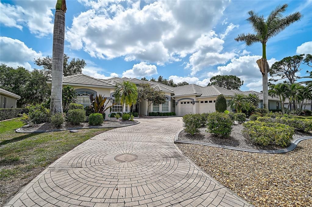 For Sale: $850,000 (4 beds, 3 baths, 2996 Square Feet)